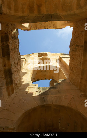 Jusqu'à l'intermédiaire de la zone supérieure vers le bleu ciel à l'ancienne colisée d'El Jem tunisie Banque D'Images