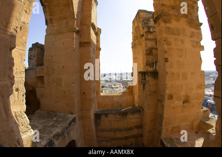 Vestiges des anciennes colonnes sur le pont supérieur du Colisée, face à El Jem tunisie Banque D'Images