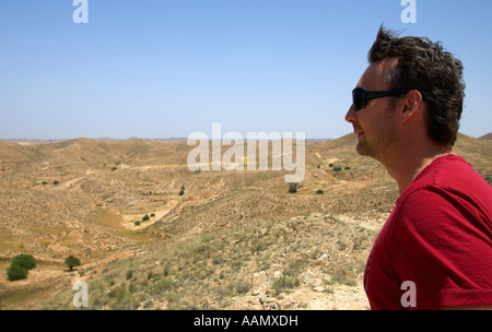 Touriste canadien masculin de prendre une photo du désert à Matmata tunisie Banque D'Images