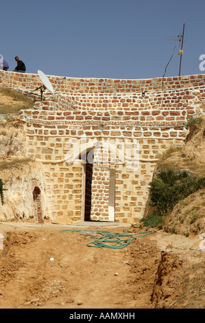 Entrée verticale à la maison familiale à l'habitation troglodyte berbère Matmata Tunisie souterrain Banque D'Images