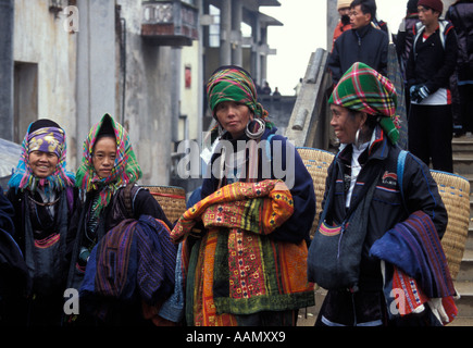 Black Hmong femmes vendant leurs marchandises, Sapa, Tonkinese Alpes, Nord Vietnam Banque D'Images