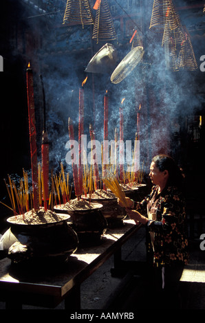 Encens brûlants dans la pagode Chua Quan am, Ho Chi Minh ville, Vietnam Banque D'Images