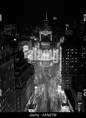 Années 1950 Années 1960 NUIT VUE AÉRIENNE DE TIMES SQUARE TIMES BUILDING À MANHATTAN DU NORD Banque D'Images