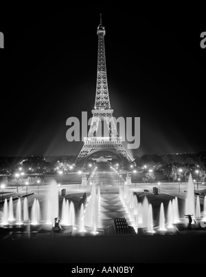 1960 NUIT DE LA TOUR EIFFEL À TRAVERS FONTAINES PAR PALAIS DE CHAILLOT PARIS Banque D'Images