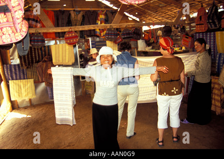 Koho weaver montrant ses marchandises, Lang Ga Village, Dalat, Vietnam Banque D'Images