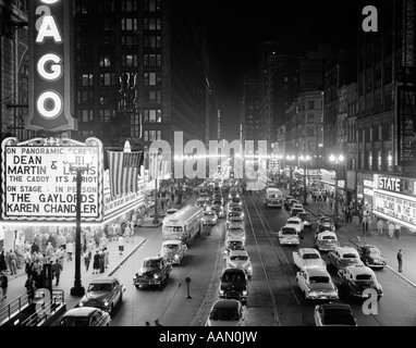 Années 50, 1953 SCÈNE DE NUIT DE CHICAGO STATE STREET AVEC LE TRAFIC ET LES PIÉTONS AVEC CHAPITEAU FILM SUR LES TROTTOIRS Banque D'Images