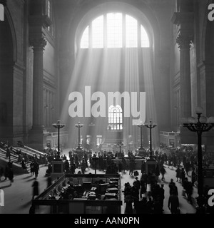 Années 1930 Années 1940 INTERIOR PENNSYLVANIA STATION NEW YORK AVEC LES RAYONS DU SOLEIL DANS LA FENÊTRE DE DIFFUSION EN CONTINU Banque D'Images