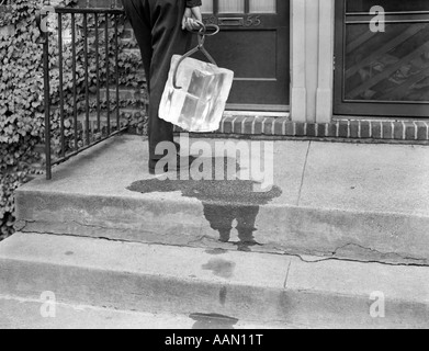 Années 1920 Années 1930 Années 1940 DELIVERY MAN AVEC BLOC DE GLACE Banque D'Images