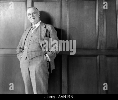 Années 1930 Années 1940 PORTRAIT HOMME DEBOUT LES MAINS DANS LES POCHES Banque D'Images