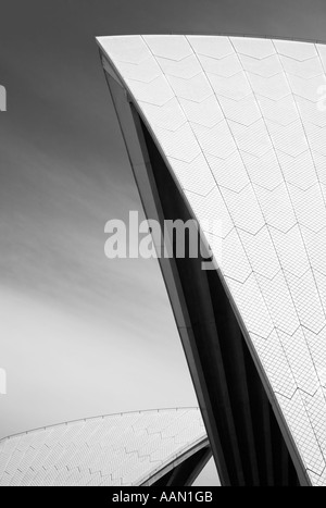 Une section de l'Opéra de Sydney en noir et blanc, New South Wales, Australie Banque D'Images