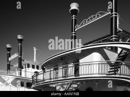 Le dos des deux bateaux à aubes vintage amarré à Darling Harbour sur une journée ensoleillée, Sydney, Australie Banque D'Images