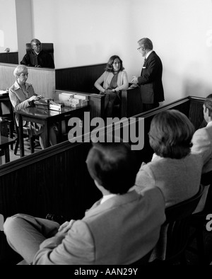 1970 SCÈNE D'AUDIENCE TÉMOIN FEMELLE REMIS EN QUESTION ALORS QUE LE REGARD DU JURY PISCINE Banque D'Images