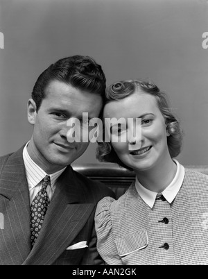 Années 30, 1940 PORTRAIT DE COUPLE LOOKING AT CAMERA Banque D'Images