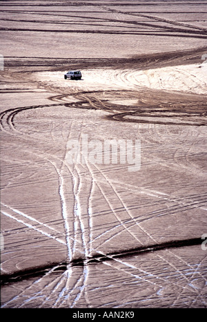 4x4 conduite sur des dunes de sable c la mer intérieure Khor Al Udeid au sud du Qatar, au sud de Doha. Dans la région du golfe Moyen-Orient Banque D'Images