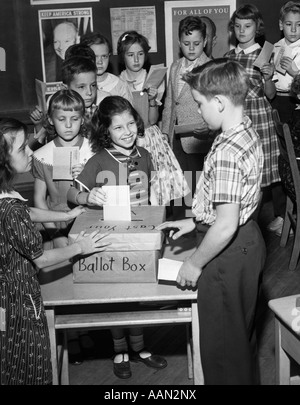 1950 4e année Les élèves de l'école élection simulée METTANT VOIX URNE Banque D'Images