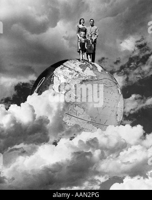 1950 Effet spécial famille nucléaire HOMME FEMME Garçon Fille MAMAN PAPA DEUX ENFANTS SE TENIR SUR WORLD Banque D'Images