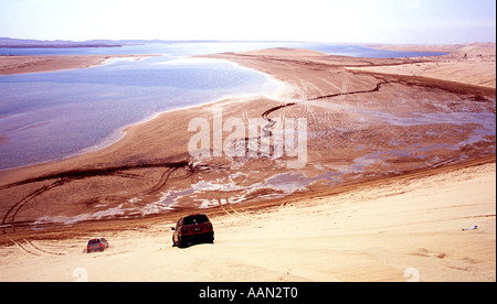 Conduite 4x4 et de la pêche sur la mer intérieure de Khor Al Udeid, au sud de Doha au Qatar dans le golfe Arabe Moyen Orient Banque D'Images