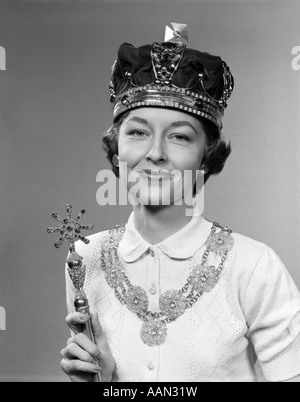 Années 1950, reine d'un jour Femme portant couronne royale HOLDING SCEPTRE LOOKING AT CAMERA Banque D'Images