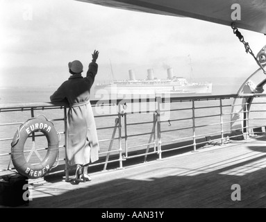 1930 RETOUR DE LA FEMME AU RAIL DE NAVIRE DE CROISIÈRE SS EUROPA Banque D'Images