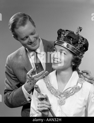 1950 MAN HOLDING SUR COLLIER ROYAL FEMME PORTANT COURONNE ET SCEPTRE HOLDING Banque D'Images