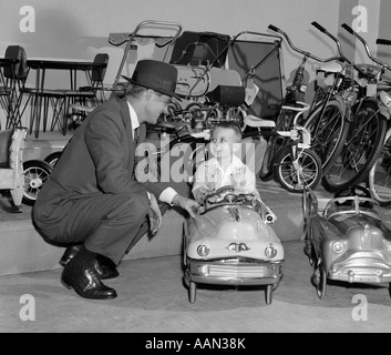 1950 PÈRE EN FILS D'ACHAT MAGASIN DE JOUETS JOUET VOITURE CONDUITE CONVERTIBLE PEDDLE Banque D'Images