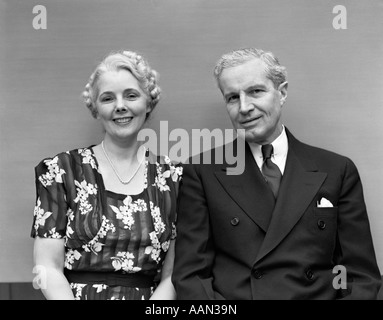 1940 PORTRAIT OLDER COUPLE SMILING AT CAMERA Banque D'Images