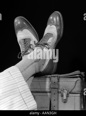 Années 1930 Années 1940 pieds croisés d'un homme portant l'extrémité de l'AILE DEUX TONS SPECTATOR SHOES Chaussettes de soie et laine blanche à rayures PANTALON MENOTTÉES Banque D'Images