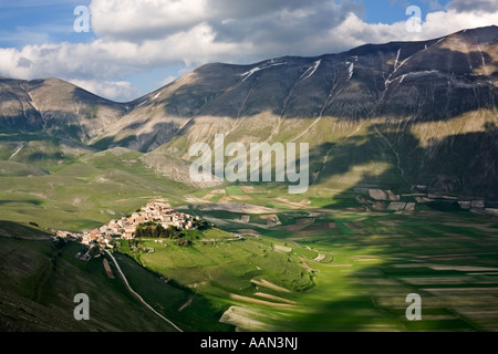 Le village d'Ombrie de Castelluccio au Piano Grande plaine dans le Parco Nazionale Italie Banque D'Images