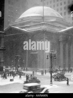 1930 GIRARD BANK BUILDING de Philadelphie, en Pennsylvanie, les piétons des CANDÉLABRES VOITURES DANS UNE TEMPÊTE DE NEIGE Banque D'Images