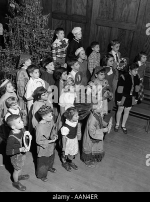 1950 enfants de l'ÉCOLE SPECTACLE DE NOËL EN COSTUMES DIVERS CLASSE MULTICULTURELLE Garçons Filles JOUER Elementary School Banque D'Images