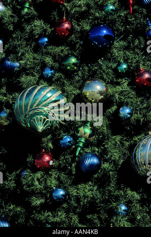 Décorations de fête sur un arbre de Noël à la fin de la jetée Avenue à Hermosa Beach, Californie Banque D'Images