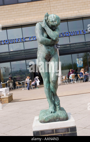 'Eve' statue en bronze d'Auguste Rodin 1882 en face de jardins d'eau et centre civique de Harlow Essex UK Banque D'Images