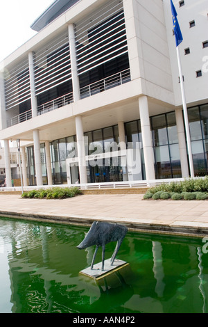 "Boar" statue en bronze par Elisabeth Frink 1970 en face de jardins aquatiques et Harlow Essex GB Royaume-Uni Centre Civique Banque D'Images