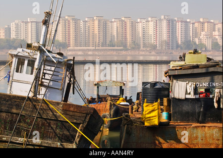 Les immeubles à appartements au bord de l'eau dans le sud de Mumbai. Banque D'Images