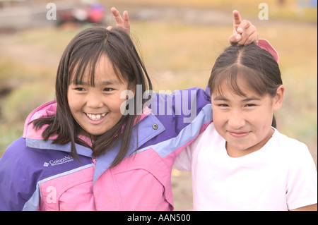 Emma Weyiouanna et ami enfants esquimaux sur la communauté Inuit de l'île de shishmaref dont est menacée par le réchauffement climatique Banque D'Images