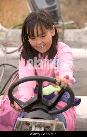 Eva Johnson un esquimau enfant sur l'île de shishmaref l'Alaska, qui est menacée par le réchauffement de l'érosion induite Banque D'Images