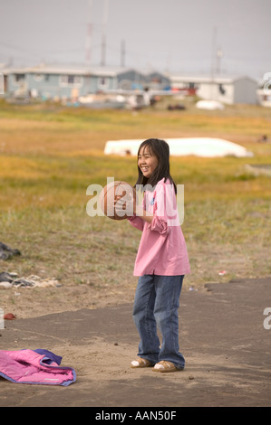 Eve Johnson un esquimau enfant jouant au basket-ball sur la population de l'île de Shishmaref qui est menacée par le réchauffement climatique induc Banque D'Images