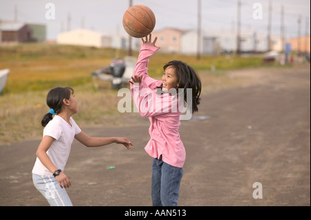 Emma Weyiouanna et Eva Johnson jouer au basket-ball sur la communauté esquimaude de Shishmaref qui est menacée par le réchauffement climatique ind Banque D'Images