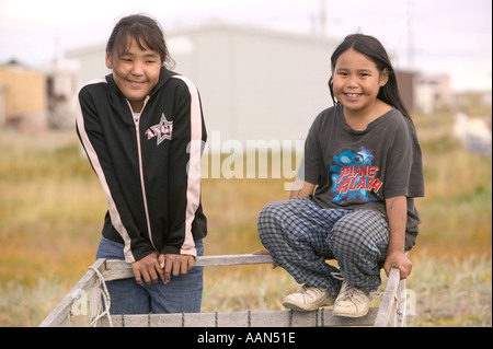 Shishmaref Eskimo enfants jouant sur une communauté menacée par l'érosion induite par le réchauffement climatique Banque D'Images