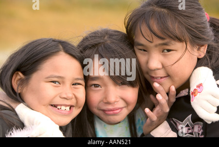 Enfants esquimaux sur l'île de Shishmaref qui est menacée par le réchauffement de l'érosion induite par l'Alaska Banque D'Images