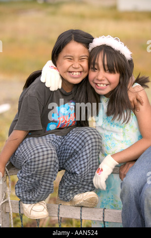 Enfants esquimaux sur le réchauffement global de l'île menacée de l'alaska shishmaref Banque D'Images