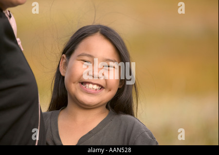 Nellie Okpowruk un esquimau enfant sur l'île de l'Alaska Shishmaref dont l'île est menacée par le réchauffement climatique induc Banque D'Images