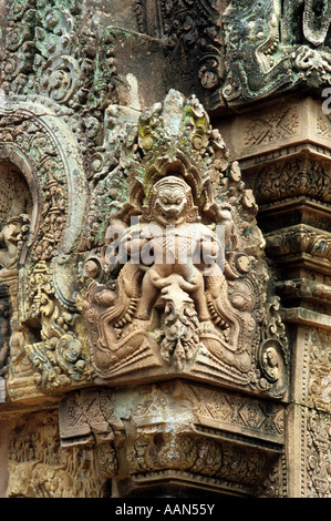 Dragon de grès finement sculptés sur la pierre angulaire de l'édifice centre Mandapa de culte, Temple de Banteay Srei, Cambodge Banque D'Images