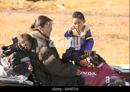 Berta Tokeinna et fils jumeaux sur un quad alaska shishmaref une communauté Inuit dont le mode de vie et l'existence est threatene Banque D'Images