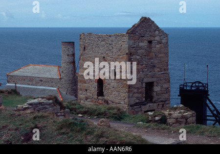 Mine d'étain en ruines sur la côte de Cornouailles au Levant, Pendeen Cornwall, England UK Banque D'Images