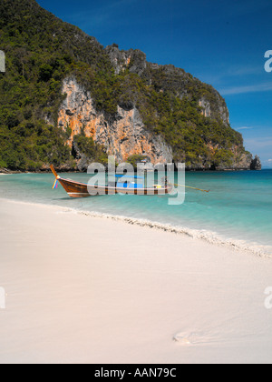 Tropical Beach sur Ko Phi Phi Island près de Phuket en Thaïlande Banque D'Images