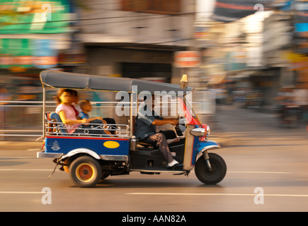 Tuk Tuk ou Samlor sur une rue de Bangkok en Thaïlande Banque D'Images