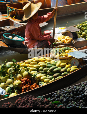 La population locale la vente des produits de sampans au marché flottant de Damnoen Saduak en Thaïlande Banque D'Images