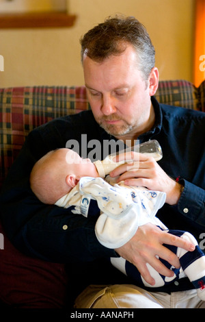 Père à nourrir ses bébé. St Paul Minnesota USA Banque D'Images