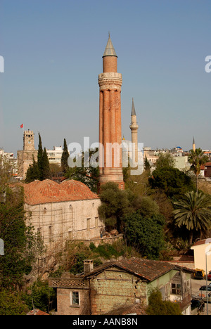 Le minaret cannelé de la mosquée Alaaddin Alaaddin Camii, également appelée la Grande Mosquée Ulu Camii Yivli Minare ou à Antalya Turquie Banque D'Images